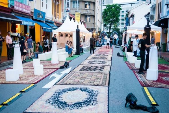 走到阿拉伯街上,老字号地毯店里满墙满地挂着色彩斑斓的各式地毯;土耳其风情的灯饰店里,五颜六色的彩灯闪烁神秘光影;传统布店里的丝绸光鲜亮丽,印度纱丽、娘惹卡巴雅、马来人的峇迪与头巾,突显民族风情。