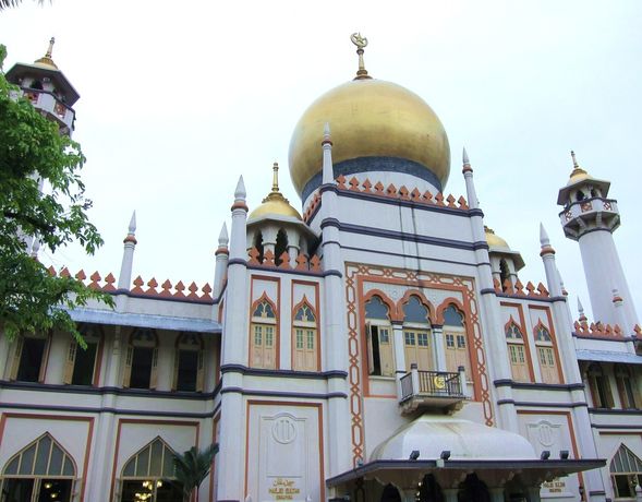 这里有座金碧辉煌的回教堂,是新加坡最大的清真寺。散发着浓浓的阿拉伯风情,是新加坡穆斯林聚集的地方。苏丹清真寺是新加坡最重要的伊斯兰教礼拜场所。它具有巨大的金色穹顶,撒拉族风格的装饰元素,尖塔和尖拱窗,看起来就像是《一千零一夜》(A Thousand and One Nights)的故事。这里也是著名的新加坡的网红打卡点。
