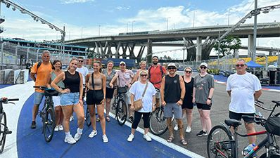 新加坡摩天观景轮和 F1 PIT LANE
当我们沿着一级方程式路线骑行并经过标志性的新加坡摩天观景轮时,立即行动起来!与您的朋友一起比赛并拍摄大量照片。自行车之旅的这一部分总是让游客兴奋不已!