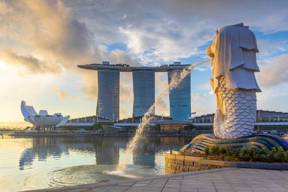 Next, stop at the Merlion Park and enjoy the impressive views of Marina Bay. Do not miss out this picture-taking opportunity with The Merlion, a mythological creature that is part lion and part fish.