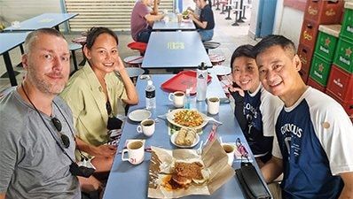 停下来喝杯咖啡休息一下!
骑自行车肯定会让你饿。中途,我们的导游将带您到当地的一家咖啡店/餐馆,您可以在那里休息一下,享用一份当地小吃+一杯饮料!