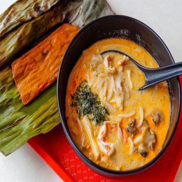 最后,前往“328加东叻沙” 品尝南洋风味叻沙。用汤匙盛起剪得短短的粗米粉条,和椰香浓郁的叻沙汤汁送入口中,浓稠顺滑,让人欲罢不能。把粗米粉剪得短短的,用汤匙盛起就能吃,是加东叻沙的特色。