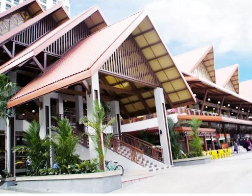 来到著名的黑格路Putu Piring(嘟嘟糕)摊前,享用新鲜制作的嘟嘟糕。逛湿货市场, 了解土生华人菜肴中使用的独特食材。芽笼士乃巴刹堪称新加坡其中一座最大最繁忙的湿巴刹(菜市场),这是您感受本地生活的一个理想地点。除此之外,位于湿巴刹二楼的小贩中心,供应各式美味的马来料理。穿梭于芽笼士乃的集市和小食摊档之间,处处是发掘不尽的惊喜,必定让您欲罢不能。