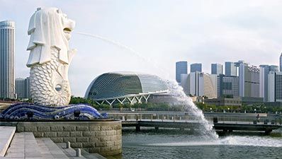 滨海湾、滨海艺术中心和鱼尾狮
滨海湾是最时尚的看点和被看点,引起了轰动。滨海艺术中心是新加坡世界级的表演艺术剧院和音乐厅。或者被当地人亲切地称为“榴莲”!鱼尾狮是一种狮头鱼身的神话生物,被用作旅游吉祥物和新加坡的国家象征。