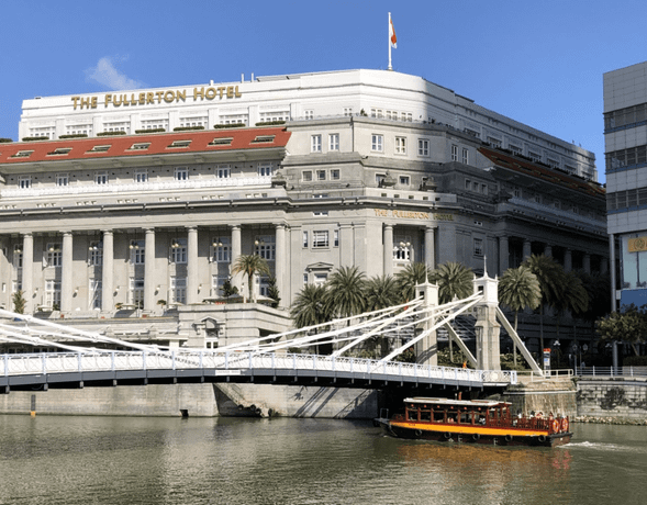 作为新加坡的标志,自1972年揭幕以来,鱼尾狮欢迎所有到访狮城的旅客。这是一个滨海湾(Marina Bay)和城市天际线相映成趣的地方。在鱼尾狮公园观赏壮阔的滨海湾,美不胜收,不容错过。各大地标建筑点缀在 迷人天际线上,令人惊叹不已。