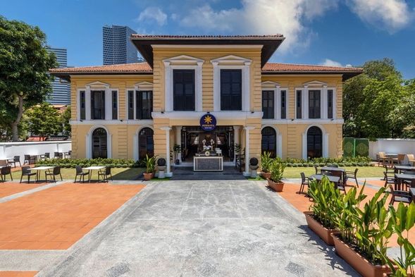 Gedung Kuning:历史宫殿。 Gedung Kuning,在马来语中意为“黄色大厦”,可能是在同一时期或稍早于甘榜格南王宫(今马来遗产中心)建造的。它毗邻前总统府,坐落在曾经的皇家大院内。