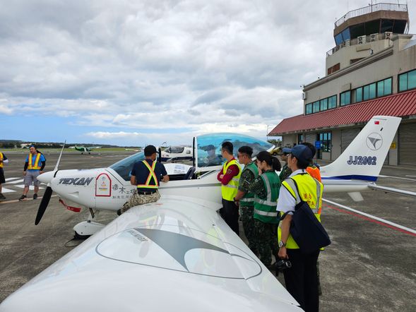 輕航機導覽解說・至停機坪之超輕航機靜態展示區進行超輕航機介紹及飛行知識、搭乘說明等