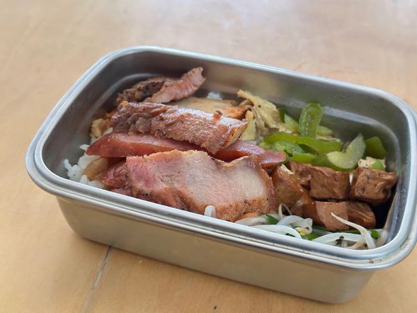 味蕾超有感|永續飯盒
無塑生活 zero waste life・與潛店鄰近餐館合作,以不鏽鋼餐盒承裝飯食,享受一份對環境沒有負擔的餐點。