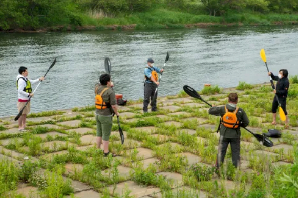 出発前にパドルの使い方をレクチャーします