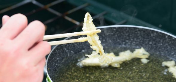 釣ったわかさぎで天ぷらタイム!
釣果があれば天ぷらを作って、ワカサギを味わいましょう。