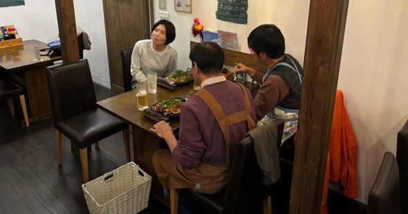 完成したお好み焼きを実食!ワンドリンク付き。
※体験後も、閉店まで追加オーダーでゆったりお食事をお楽しみいただけます。