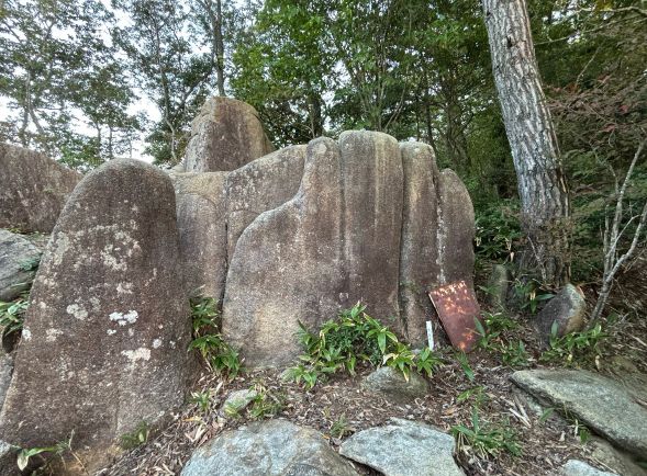 鬼叫山の巨石群
休憩後、鬼叫山へアタック! 15分程度で「謎の巨石群」スポットへ