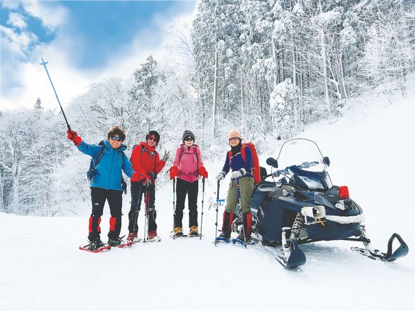 スノーシューハイクのスタート地点まではリフトまたはスノーモービルで移動