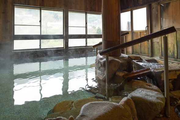 16:30 奥出雲湯村温泉 湯乃上館
川沿いの露天風呂日帰り入浴