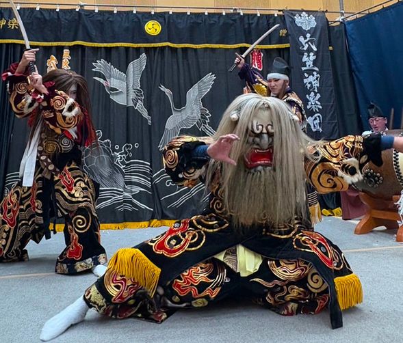 16:00 古民家ステイズこざこ森
出張神楽体験(演舞と衣装着付けなど)