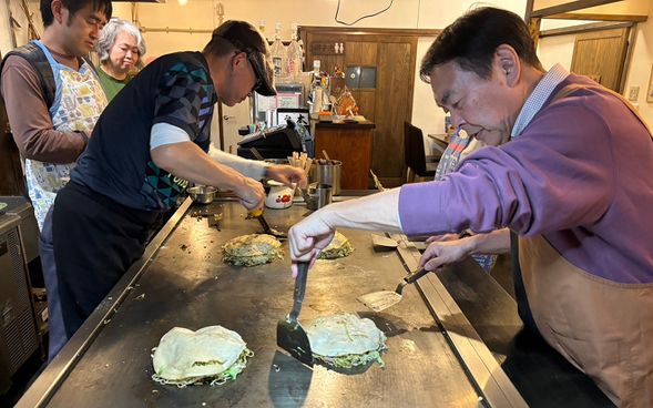 お好み焼き体験(約60分)
手洗いとトッピング3品を選んで、店主の指導のもと調理開始。