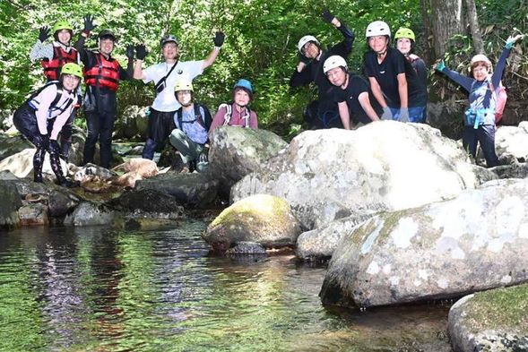 Shower Climbing Experience
(Approx. 1.5–2 hours)
Splash through the cool water and have an extraordinary adventure!