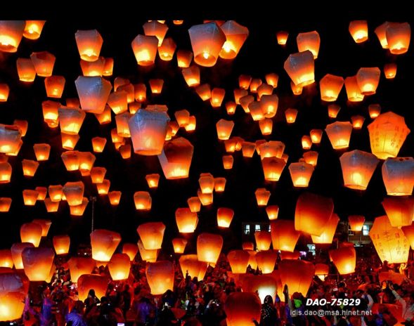 第二站:十分老街 + 放天燈體驗
• 地點:新北市平溪區
• 亮點:老街鐵道、天燈 DIY
• 介紹:十分老街保留日治時代的懷舊氛圍,旅客可在鐵道上放天燈,寫下願望祈福。也有在地小吃如雞捲、草仔粿等。