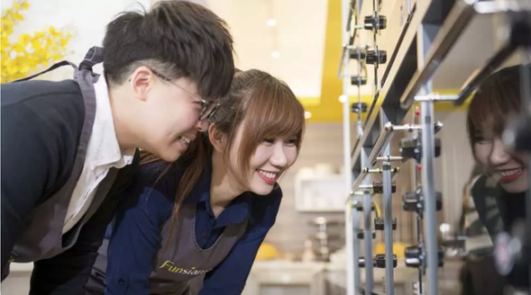 看著親手烘焙甜點準備出爐