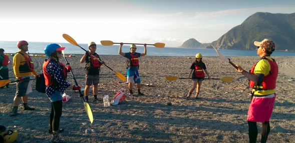 教練會進行 30 ~ 50 分鐘的環境介紹、操舟技術等下水前的基本教學