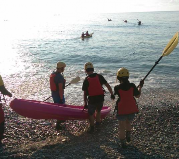 教練協助獨木舟下水,讓學員練習