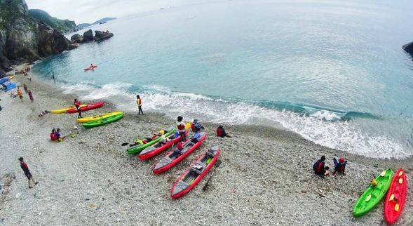 在無人沙灘休憩