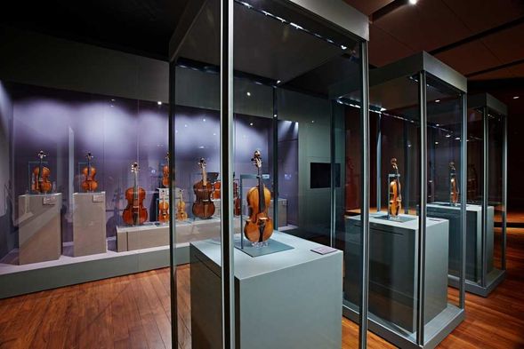 【常設展】樂器廳-提琴區,展出各國最早製琴師作品,介紹製琴大師的名琴與琴弓的絕美風采。