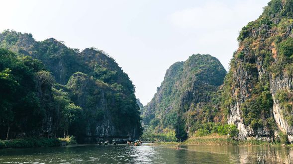 搭乘陸龍灣手搖船穿梭奇岩奇穴!解鎖《金剛》拍攝地,沉浸在名列世界遺產的壯麗山水畫中。
