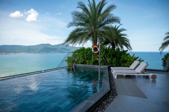 28樓的高空無邊際游泳池可飽覽峴港最美海灘和海岸線的壯麗全景。