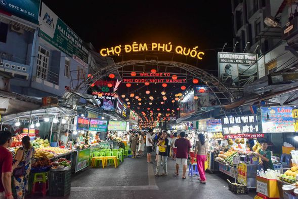走訪富國島歷史最悠久、種類最齊全的陽東夜市!邊逛邊淺嚐道地小吃,再到金剛超市掃貨伴手禮。