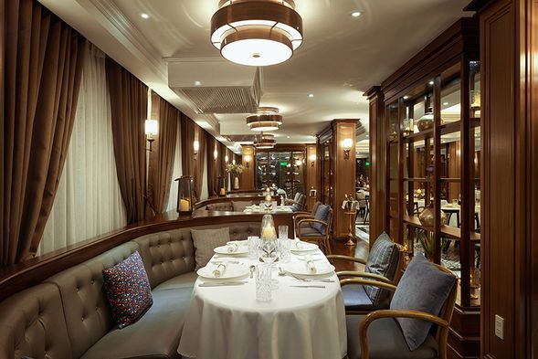 晚餐在La Espacia餐廳供應