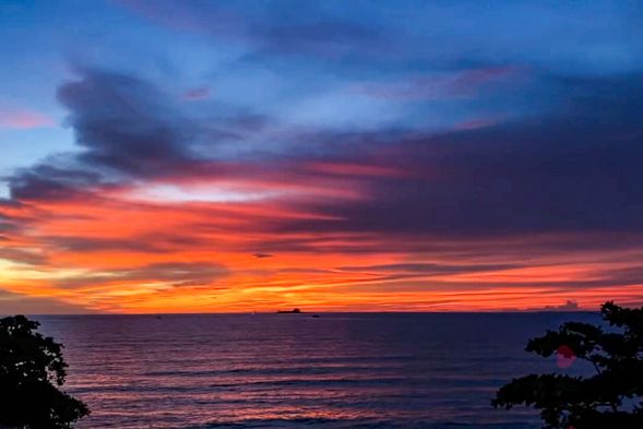 小漁村浪欣賞日落彩霞