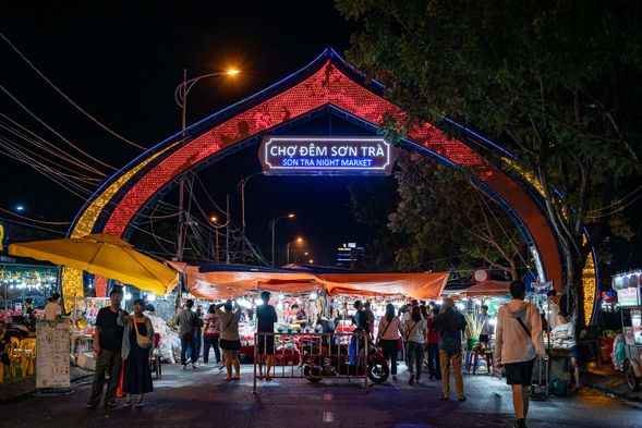 夜市聚集在山茶半島周邊,結合在地小吃與庶民文化,是感受峴港夜晚生活的熱鬧去處。