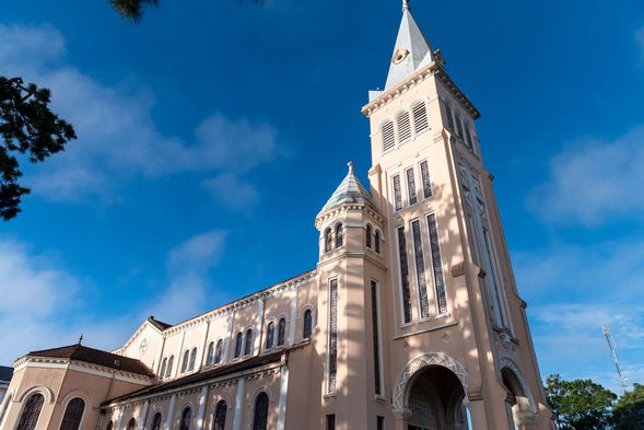 聖尼各老主教座堂(Da Lat Cathedral / Con Ga Church 雞教堂):大叻最大、最古老的天主教堂,因尖塔頂部有一隻雞雕像而被稱為「雞教堂」。