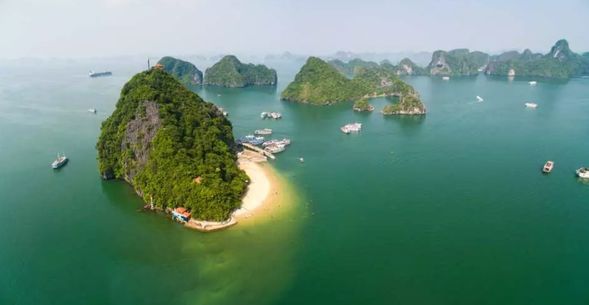 參觀蒂托夫島——一個擁有新月形海灘的絕妙目的地,在那裡您可以沉浸在碧綠的海水中,然後爬上島頂,欣賞海灣壯麗的全景。