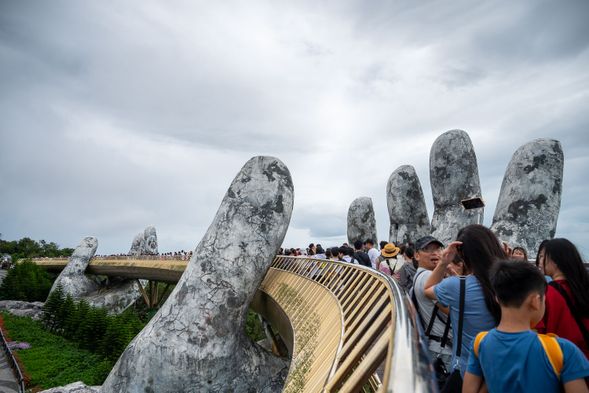 巴拿山代表性地標,以巨型佛手托起金色步道,雲海環繞宛如漫步空中仙境。
