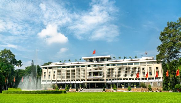 走訪昔日總統府統一宮,參觀華美廳堂與地下指揮所,見證歷史轉折。