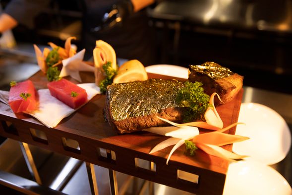 12:45 - 14:00 品嚐自助午餐,同時欣賞世界自然奇觀下龍灣的壯麗景色海灣的石灰岩小島。