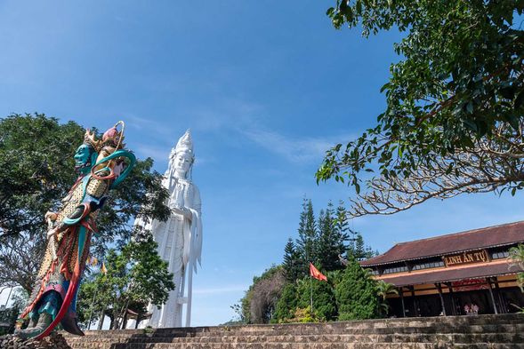 靈安寺(Linh An Pagoda):融合越南與漢傳佛教元素,是當地信眾的重要朝聖地。