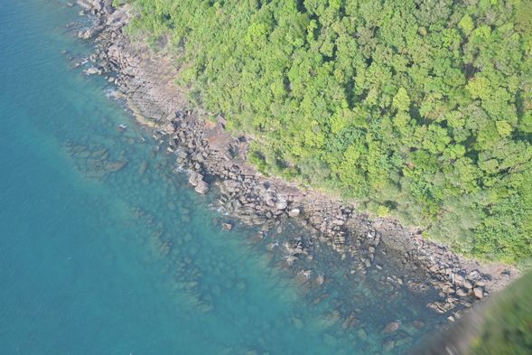 以上帝視角去欣賞海岸的碧綠、寶藍加灰褐色組合如同調色盤上的色彩。