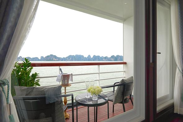 日落時分,天堂大號遊輪將停泊過夜,同時還可以在L Odyssée Sundeck 或Piano Lounge欣賞菲律賓樂隊的現場音樂表演。