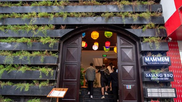 建築外觀的綠牆有點吸睛外,走進餐廳一度以為是飯店大廳,而且完全不覺得是餐廳。因為這裡有二家餐廳,另一家是韓式烤肉的SAJANG BBQ,所以在樓層安排上有所不同,自然而然一樓成了諮詢服務枱,導引客人至不同樓層。