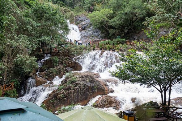 達塔拉瀑布:乘坐亞洲最長的斜軌滑車(全長約 2 公里)穿梭於松林之間直達瀑布。