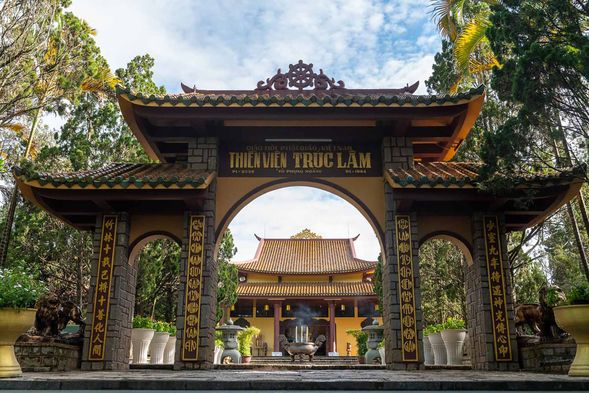 大叻竹林禪院(Trúc Lâm Zen Monastery):大叻最大佛教禪院,環境清幽,坐落於翠綠山林間,旁邊就是纜車與吐夢湖(Tuyen Lam Lake)。