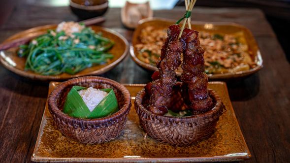 木飾自然風的環境中,品嚐道地美食,炭火燻烤的香氣,每一道都是很下飯的好滋味。