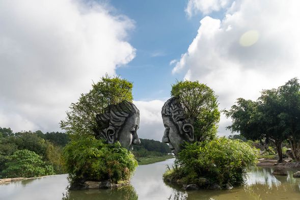 巨人世界泥雕公園(Clay Tunnel / Đường Hầm Điêu Khắc):全越南首座以紅土與黏土打造的雕塑公園,長達數公里。園區內有大叻歷史、傳說、建築與動物造型的巨型雕塑,例如摩托車、房屋、巨人臉孔。