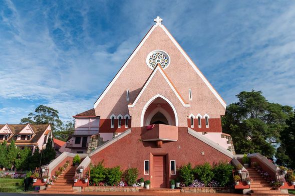 瑪利亞修道院(Domaine de Marie Church / 瑪利亞教堂):法式粉紅色教堂,結合西方哥德式建築與越南元素。