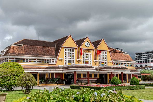 大叻法式火車站(Dalat Railway Station):建於 1930 年代,結合法式殖民建築與越南傳統高原少數民族的「高屋頂」設計,被譽為越南最美的火車站