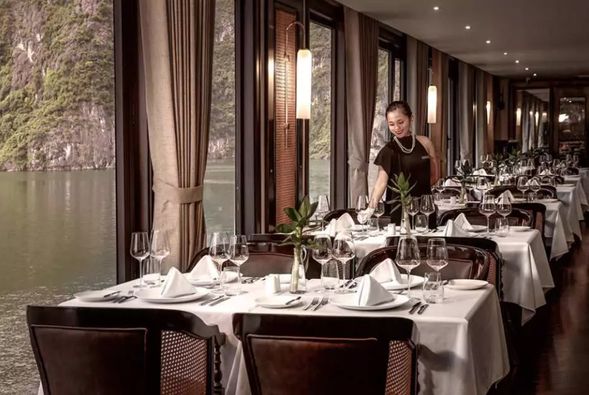 在餐廳享用茶和咖啡。