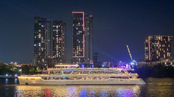 搭乘豪華遊船夜遊西貢河,欣賞璀璨霓虹夜景